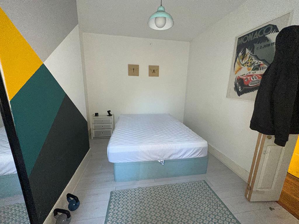 Lot: 79 - TWO-BEDROOM GROUND FLOOR FLAT WITH GARDEN - Bedroom one